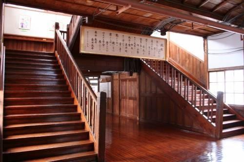 改修前の校舎と中央階段